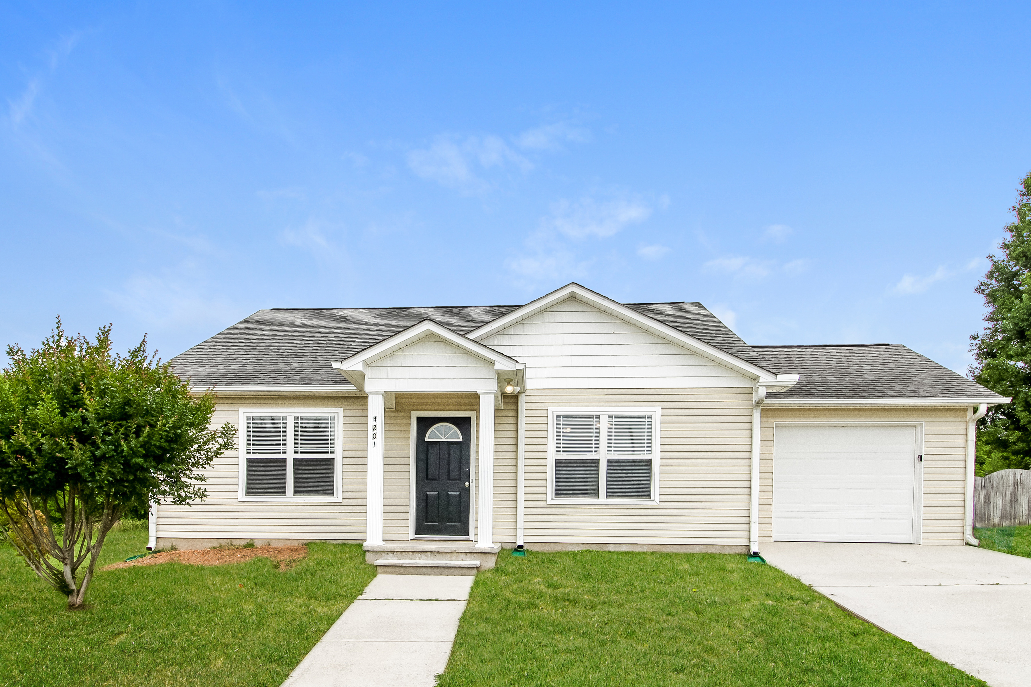 4201 SMITH FARM LN Winston-Salem, NC 27107